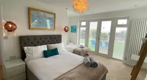The Beach House Worthing 5 Bedrooms 3 Bathrooms Hot Tub BBQ - Image 2