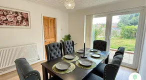 4 Bedroom spacious home with parking sleeps 9 - Image 3