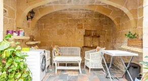Traditional entire maisonette close to airport - Image 5