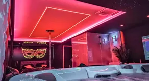 LES SECRETS ROOMS, LOVE ROOM DE LUXE AVEC JACUZZI - Image 3