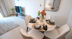 Stylish 2BR with Balcony - Chic Golfside Escape - Image 3