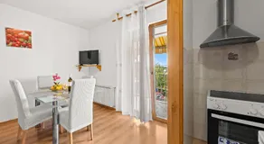 Appartamento con barbecue, giardino e piscina | Vista sul giardino - Image 2