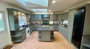 Large Contractor House - 6 Bedrooms - 10 BEDS - Free Private Parking - Image 5