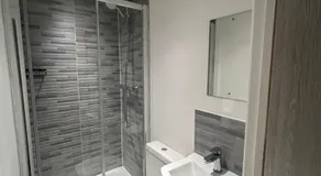 Large 6 Bed 6 Bathroom House - Ideal For Families, Large Groups, Contractors & Business Travellers - Image 5