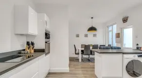 JUNGLE HOT TUB, games room, near eateries, micro brewery, pubs, beauty salons and boutique shops, Argyle, free Netflix, in the heart of Plymouth - Dogs welcome - Hosted by Absolute Accommodation Plymouth - Image 2