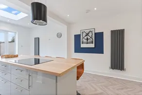 Beautiful House - Sleeps up to 7 - Free Parking, Fast Wifi and Smart TV by Yoko Property - Image 3