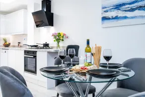 Borage House- Stylish and Spacious 3BR - Image 3