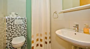 Luka's Lodge Guesthouse & Hostel - Image 5