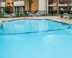 Red Lion Inn & Suites Kansas City - Image 5