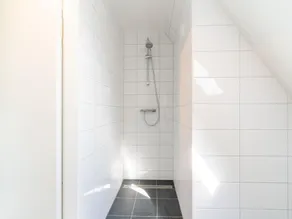Luxe Stay with Sauna  Garden - Image 4