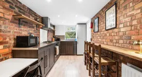 Central Horsham 5BR Home Free Parking Pets Allowed - Image 5