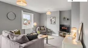 Stylish 2 Bed, 2 Bath Apartment with Free Parking - Image 2