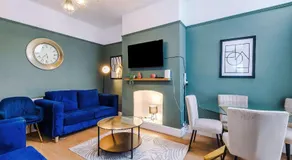 Spacious House with Free Parking Near MediaCityUK, Trafford Centre, Manchester City Centre - Image 5