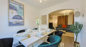 Luxury Heathrow House Garden Lounge 3Bed - Image 3