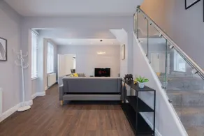 Delightful & Classy 3BR Home by D3 Short Stay Sleeps 9 Parking & Wi-Fi - Image 4