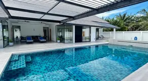 Luxurious Bed Breakfast Stay in Unique Villa - Image 2