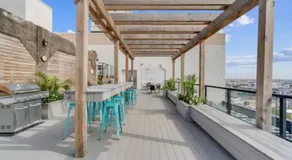 Grand 1BR with Rooftop Pool & Gym - Image 4