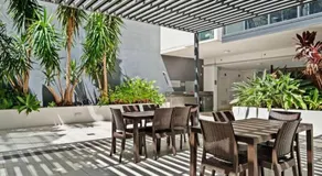 Luxury City Center King Bed Apartment and Study - Image 4