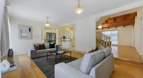 12 mins to Mel Airport-Good Wood House - Image 2