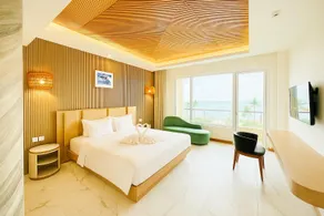 Queen of the South Beach Resort - Image 2