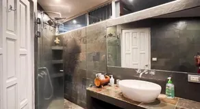Oasis Lodge - Image 2