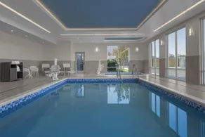 Hampton Inn And Suites Long Island - Image 2