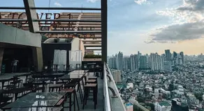EDSA Cozy 3BR near MRT w Netflix and Karaoke Fun - Image 5