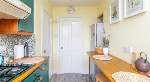 Bright & Spacious Double Room with Garden View- Close to Airport & City Centre - Image 4
