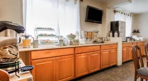 Urban Inn & Suites - Image 4
