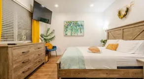 Stunning Little Havana Close to Airport, Calle Ocho, Brickell, Cruises,Wynwood and the Beaches - Free Parking - Image 2