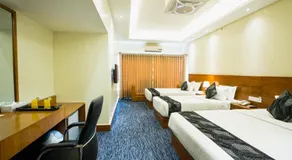 Richmond Hotel & Suites - Image 2