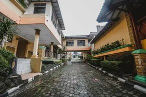RedDoorz Plus at Neo Asri Hotel Megamendung Puncak Bogor - Image 4