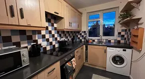 Cozy 2 Bedroom Apartment close to Town Centre - Image 4