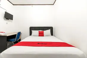 RedDoorz near Pondok Indah Water Park - Image 1