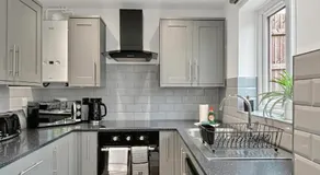 Amaya Three - Newly Renovated - Sleeps 6 - Grantham - Garden & Driveway - Free Gym Access - Image 2
