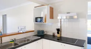 Comfortable 4 bedroom house - Image 3