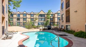Great Location, Sleeps 4, 5 min drive to Ski & Bike Access, Shared Pool! - Image 3