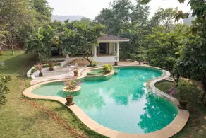 Emerald Leaf 6 by Vista Rooms - Image 5