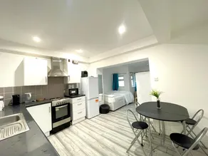 Kings Cross Guest House - Image 1