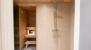 Large renovated townhouse with sauna and patio - Image 2