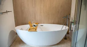 Spacious Home, Walk to City Centre & Free Parking - Image 3