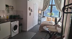 Crown House Studio Apartment - Image 3