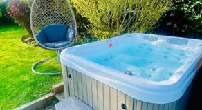 The Barn cottage with hot tub overlooking the lake - Image 5