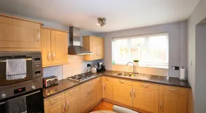 Binfield - Spacious Luxurious Four Bedroom House - Image 5