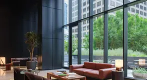 Modern 2BR High-rise with Rooftop Pool close to Conv Center - Image 5