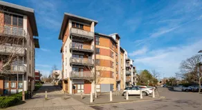 Crawley 2 bed flat with Parking - Image 2