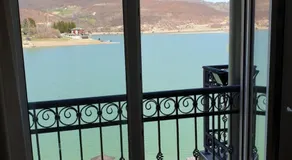 Lake House - Image 5