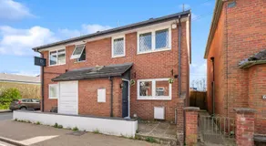3BR Home with Hot Tub and Garden - Image 3
