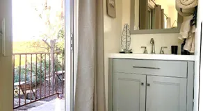 Eagles Nest Casita Luxury king memory foam bed feather pillows & duvet Amazing views, private balcony, Great location & Dog friendly - Image 3