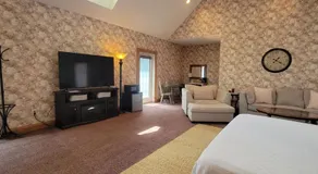 Victorian Suite by Amish Country Lodging - Image 3